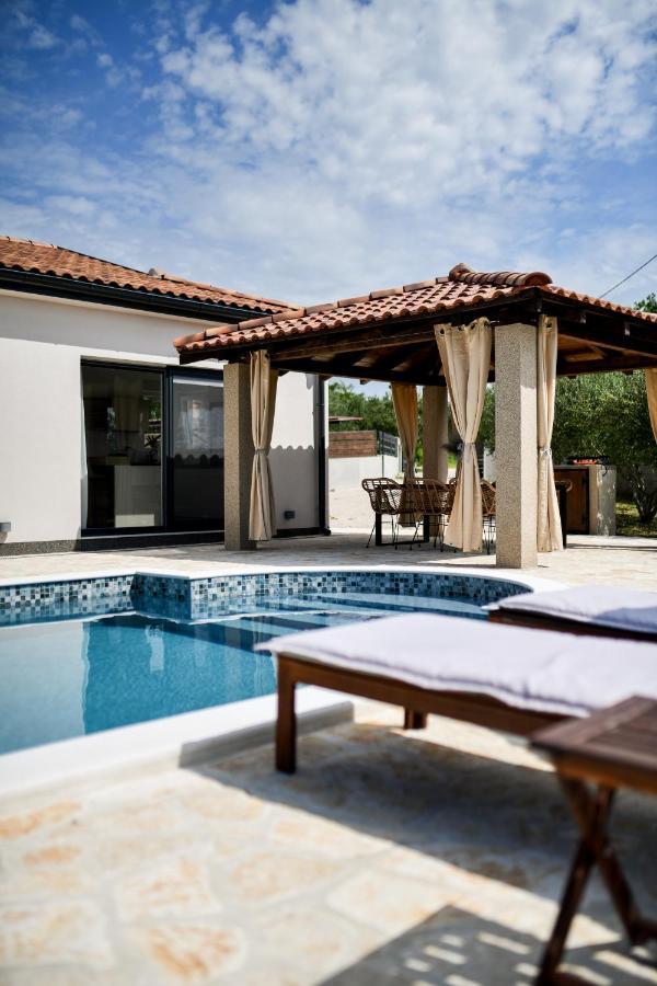 Wonderful Holiday House Bruno With Heated Pool Zadar Extérieur photo