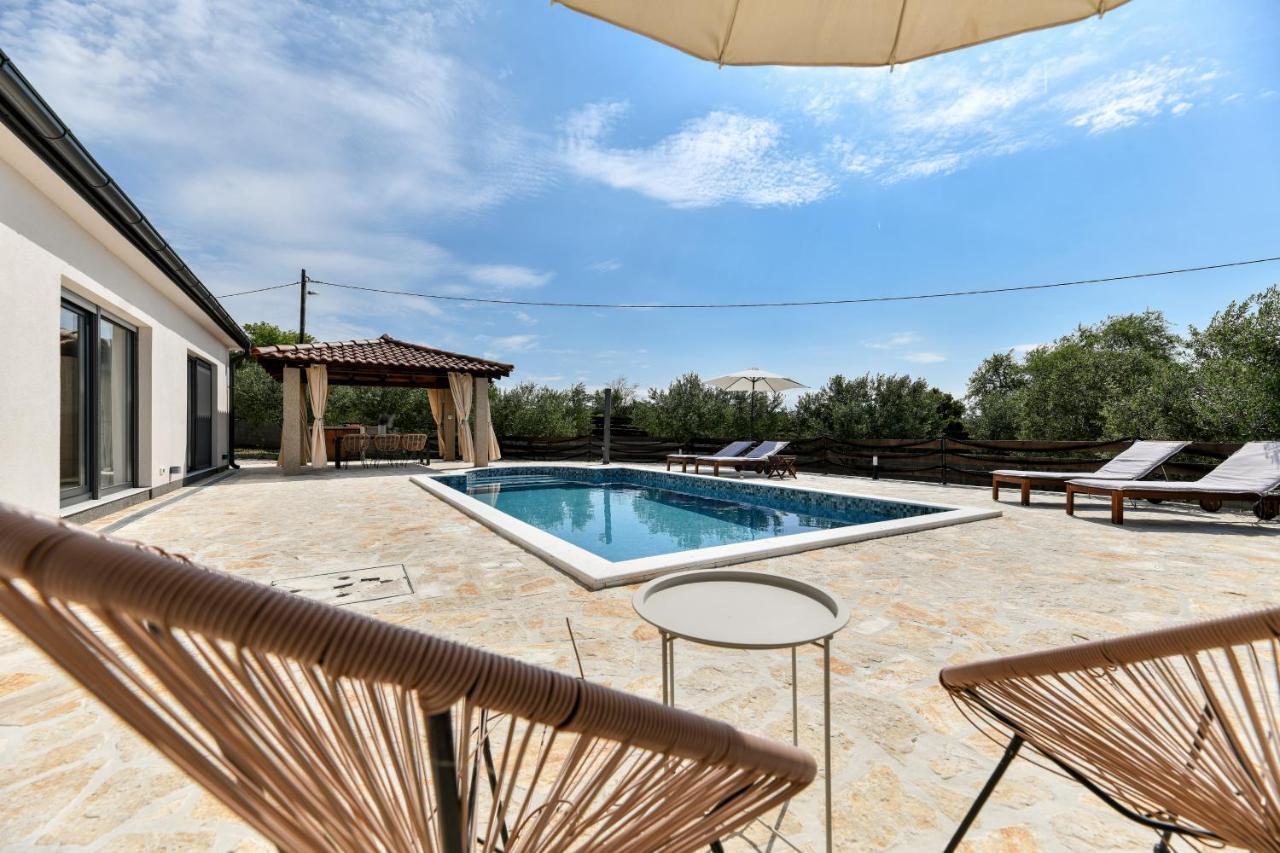 Wonderful Holiday House Bruno With Heated Pool Zadar Extérieur photo