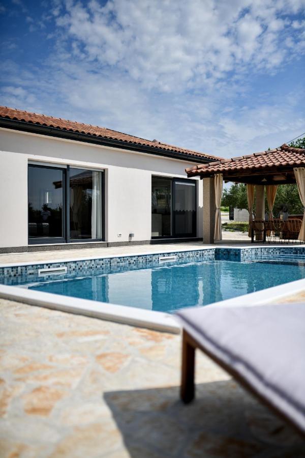 Wonderful Holiday House Bruno With Heated Pool Zadar Extérieur photo