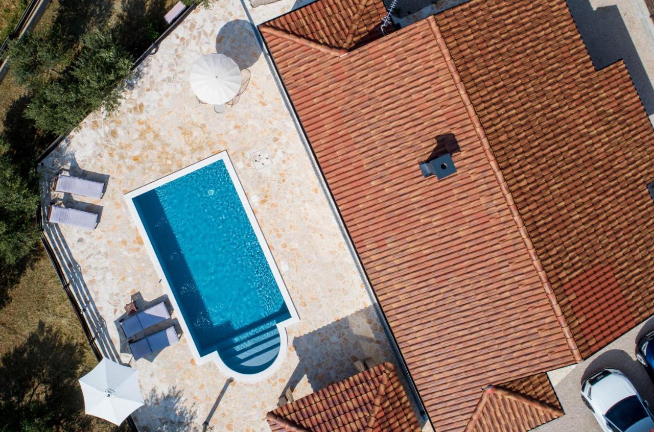 Wonderful Holiday House Bruno With Heated Pool Zadar Extérieur photo